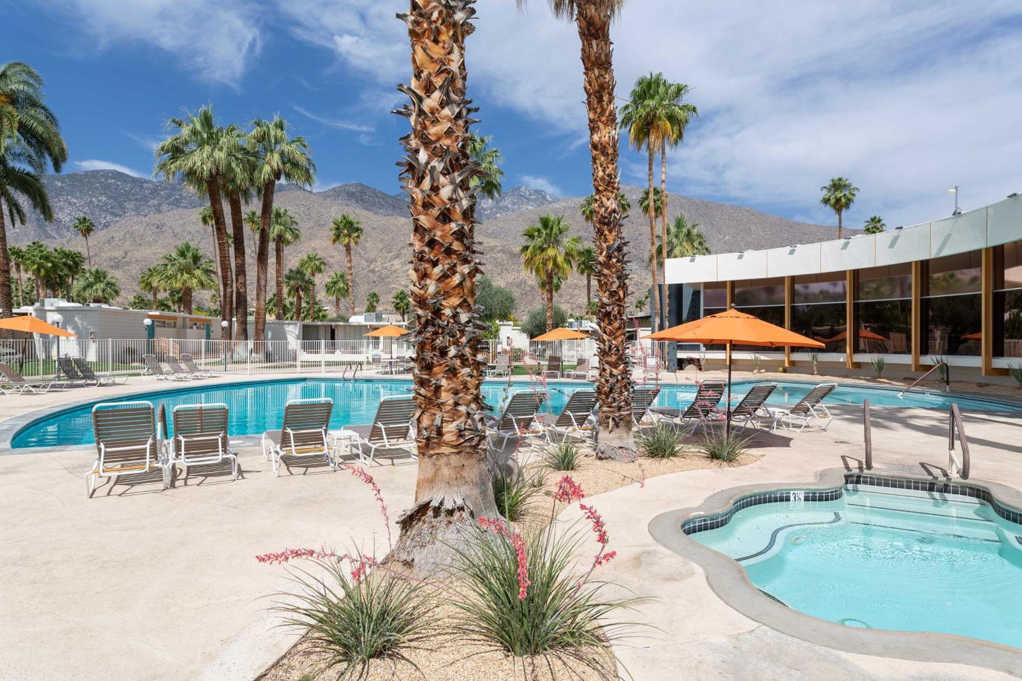 Mid-Century Palm Springs Bungalow With Patio! ภายนอก รูปภาพ